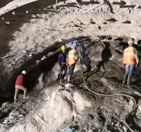 文峰拱顶带模注浆料的施工流程及注意事项